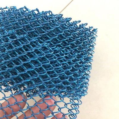 Polieren von Metall-Coil-Gardinen für Innenarchitekturlösungen