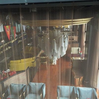 Polieren von Metall-Coil-Gardinen für Innenarchitekturlösungen