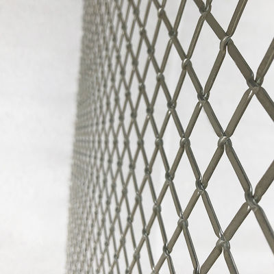 Metallnetze für moderne Schranktüren, die ästhetische Anziehungskraft mit funktionaler Belüftung in Lagereinheiten kombinieren