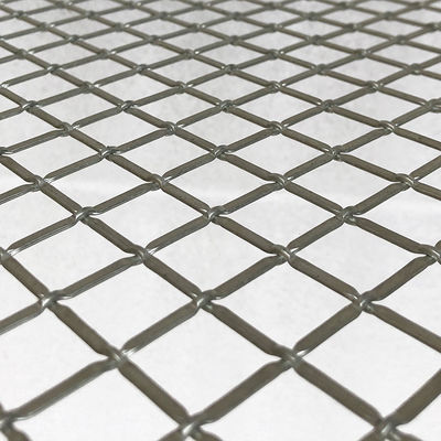 Metallnetze für moderne Schranktüren, die ästhetische Anziehungskraft mit funktionaler Belüftung in Lagereinheiten kombinieren