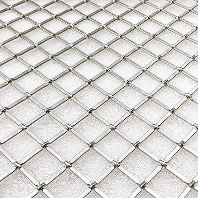 Metallnetze für moderne Schranktüren, die ästhetische Anziehungskraft mit funktionaler Belüftung in Lagereinheiten kombinieren