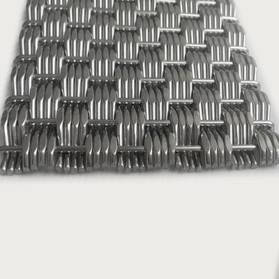 Besonders gestaltete Edelstahl-Metallmaschen für Großfassaden in städtischen Gewerbebauten
