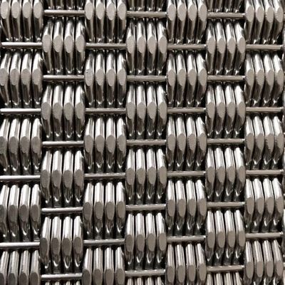 Besonders gestaltete Edelstahl-Metallmaschen für Großfassaden in städtischen Gewerbebauten
